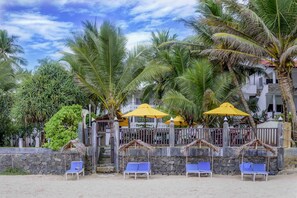 On the beach - Tharanga Surfing Villa (Ahangama)