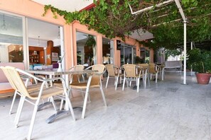 Free daily full breakfast