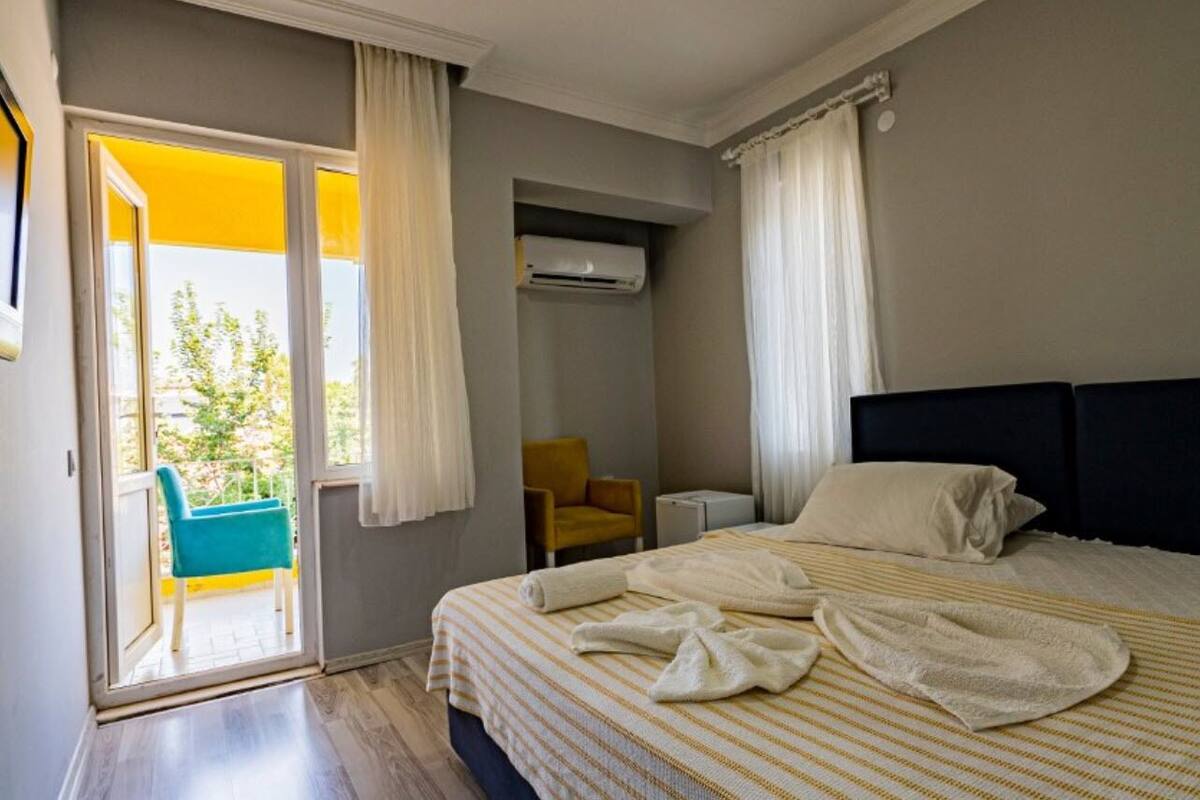 Double Room | Minibar, WiFi (free), bed sheets