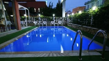 Outdoor pool, pool umbrellas, sun loungers