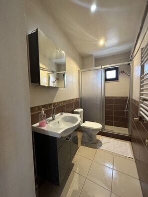 開放式客房, 露台 | 浴室 | 淋浴設備、免費梳洗用品、風筒、拖鞋