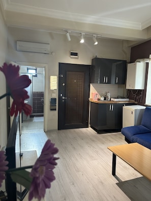 Estudio | Ropa de cama de alta calidad y caja de seguridad en la habitación 