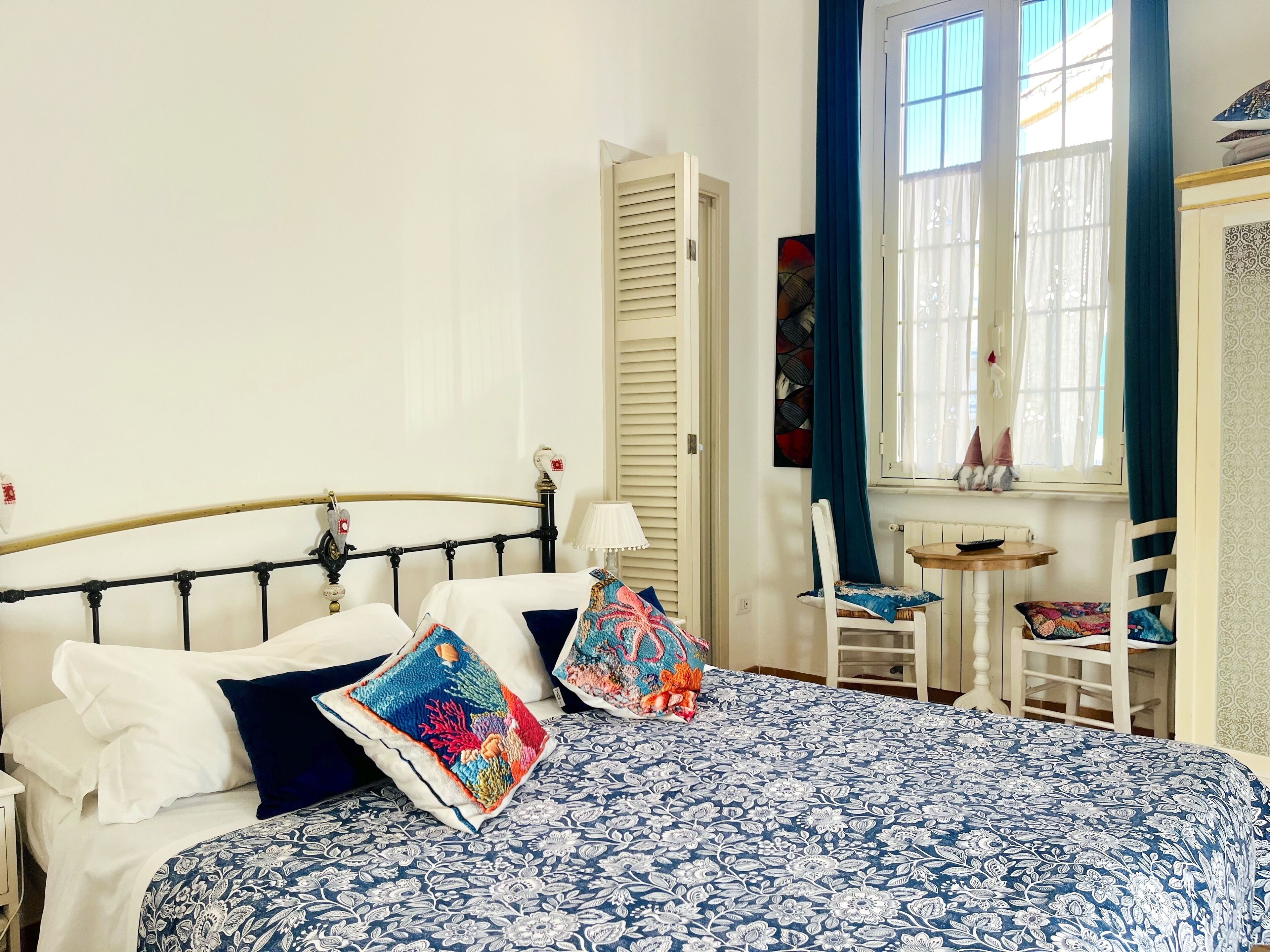 Habitación Deluxe con 1 cama doble o 2 individuales, baño privado | Edredones de plumas, minibar, caja fuerte y decoración individual