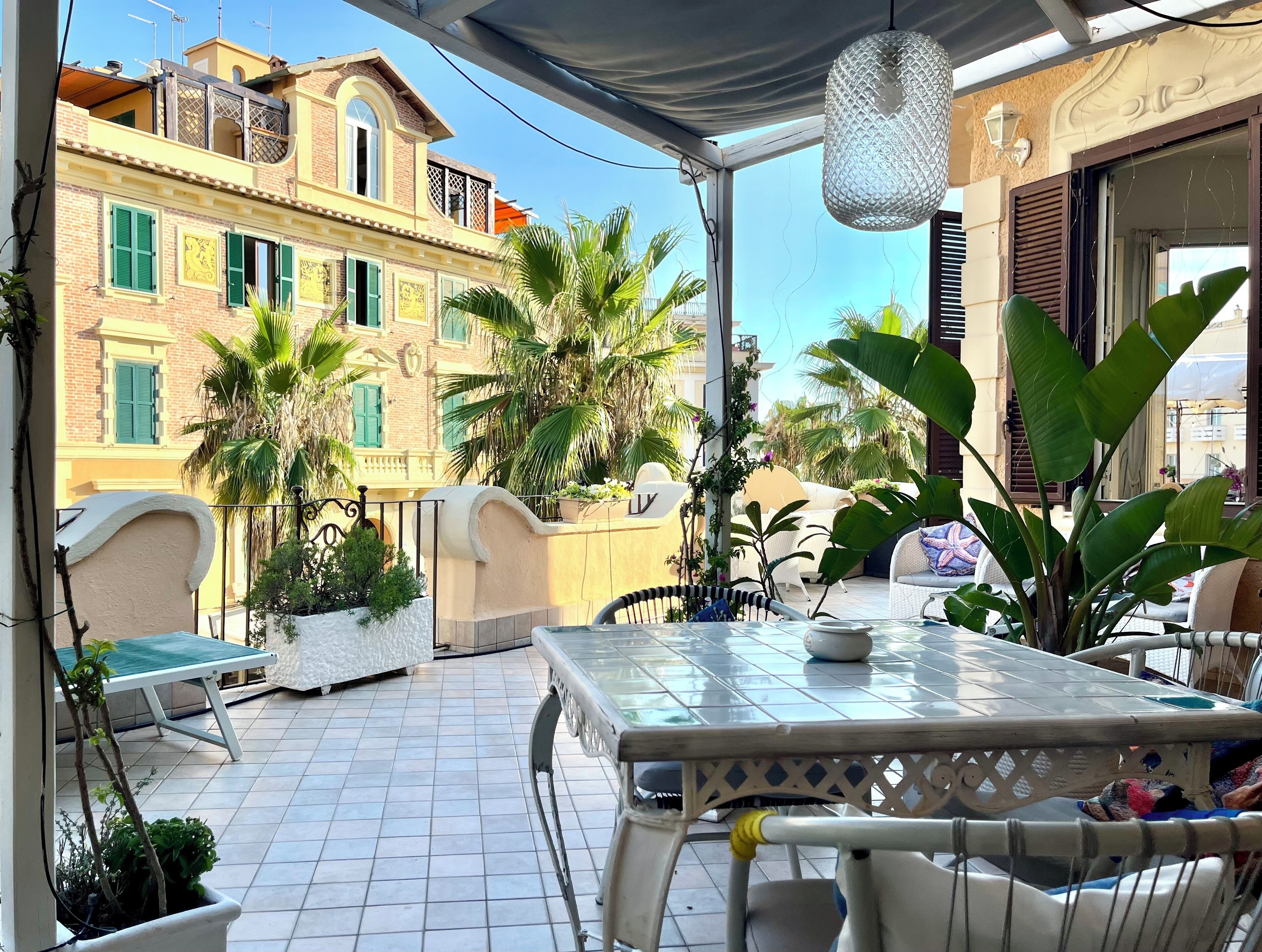 奢华三人房, 露台 | 羽绒被、迷你吧、客房内保险箱、特色装修