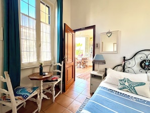 Comfort-Doppelzimmer, eigenes Bad, Stadtblick | Daunenbettdecken, Minibar, Zimmersafe, individuell dekoriert