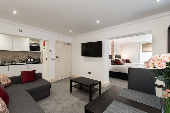 Family Suite | Private kitchen | Fridge, microwave, stovetop, coffee/tea maker