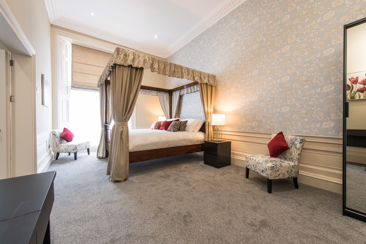 Royal Suite | In-room safe, iron/ironing board, WiFi (free), bed sheets