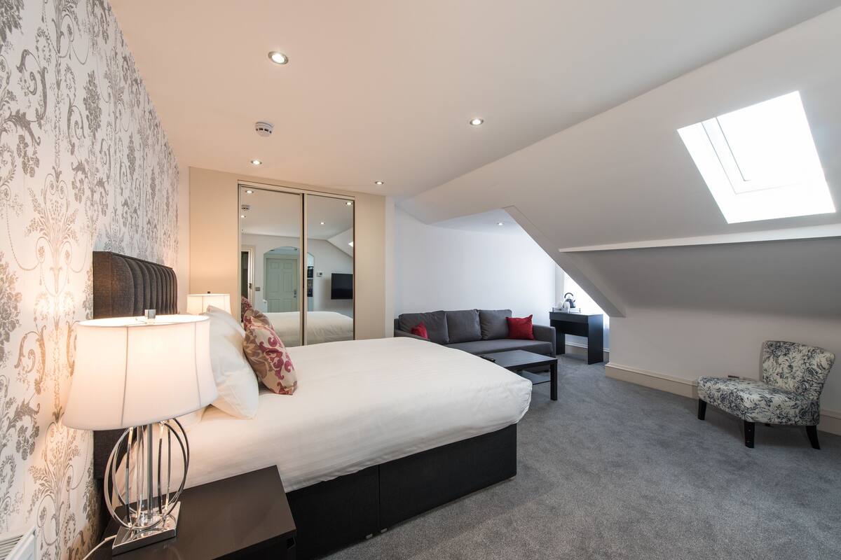 Luxury Suite, Bathtub | In-room safe, iron/ironing board, WiFi (free), bed sheets