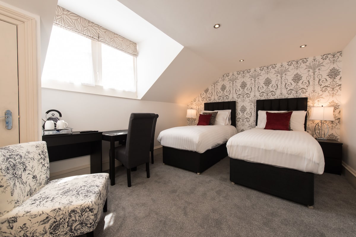 Twin Room | In-room safe, iron/ironing board, WiFi (free), bed sheets