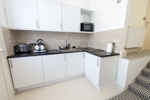 럭셔리 스위트 | 전용 주방 | 냉장고, 전자레인지, 쿡탑, 커피/티 메이커