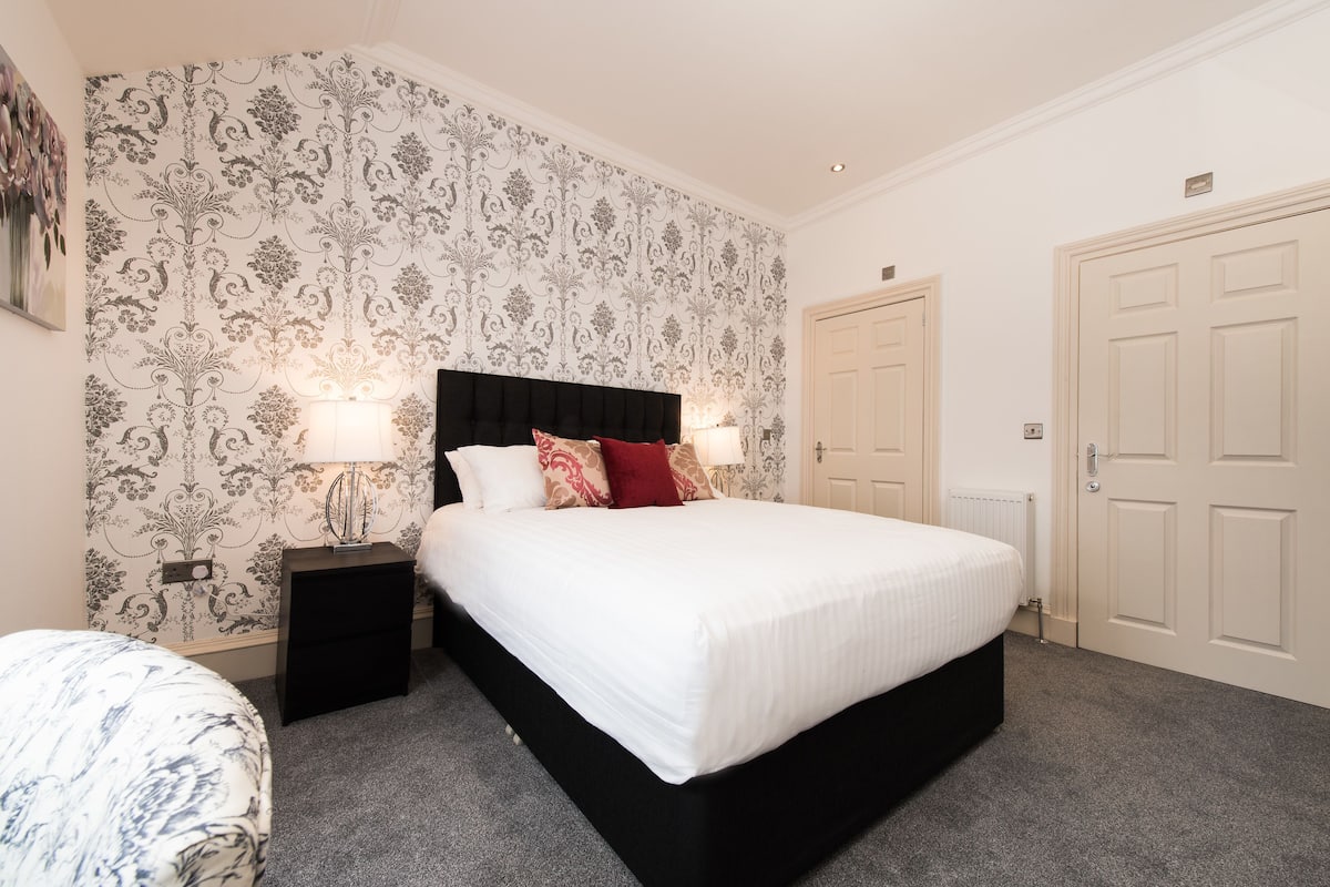 In-room safe, iron/ironing board, WiFi (free), bed sheets