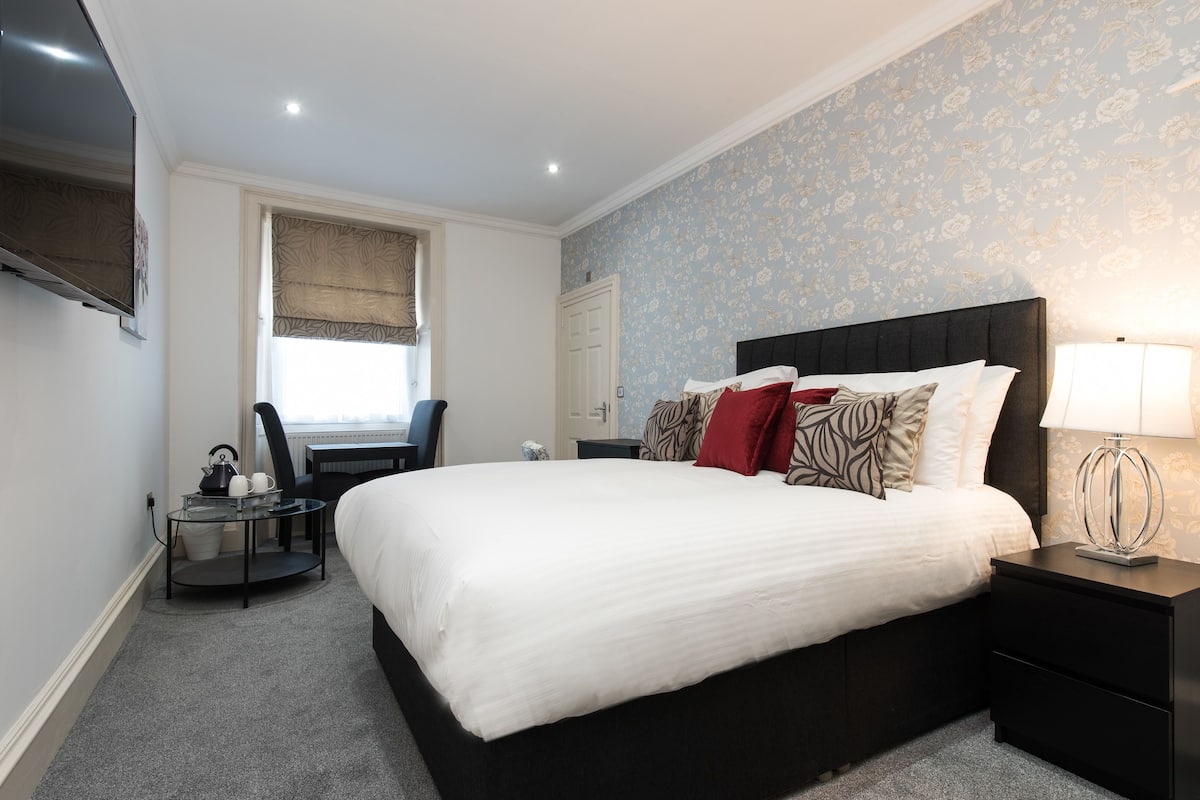 Junior Suite | In-room safe, iron/ironing board, WiFi (free), bed sheets