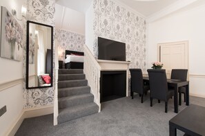 럭셔리 스위트 | 거실 공간 | 디지털 채널 시청이 가능한 42인치 평면 TV, TV