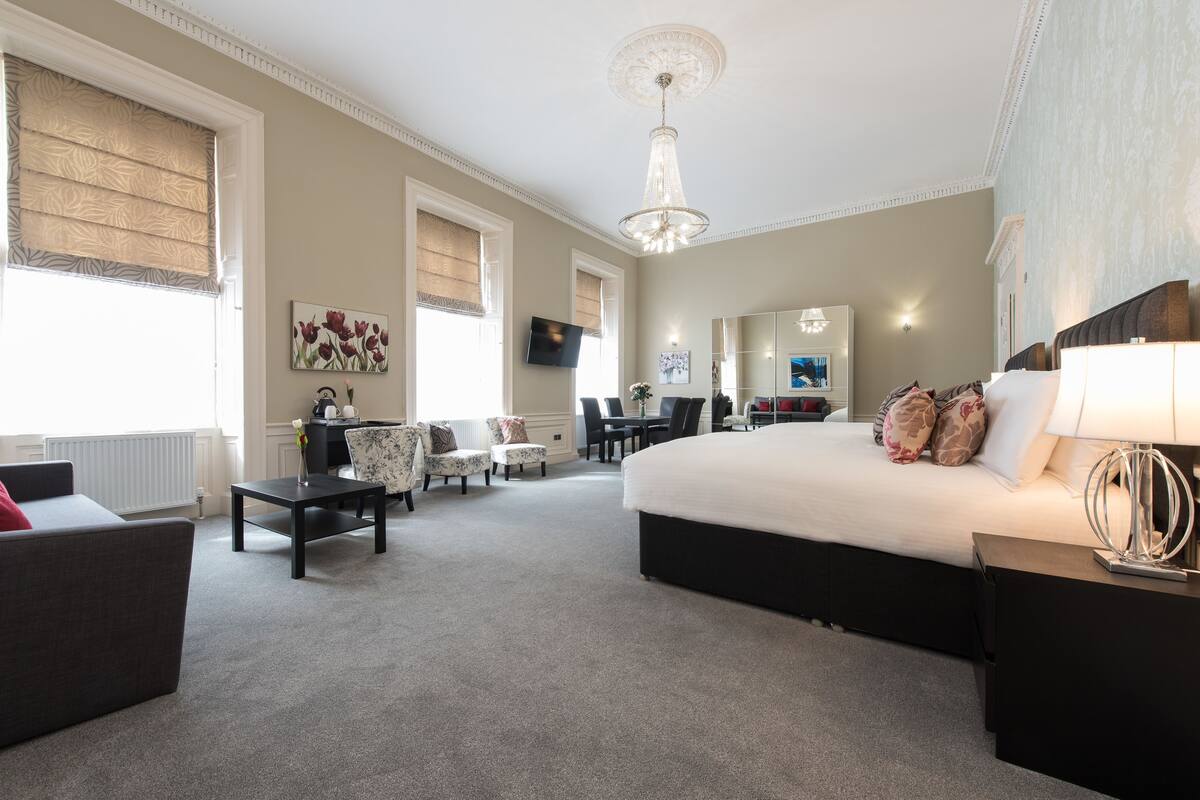 Family Suite | In-room safe, iron/ironing board, WiFi (free), bed sheets