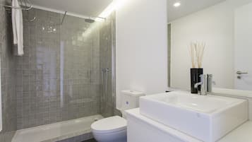 Appartement, 2 slaapkamers, uitzicht op stad | Badkamer | Een douche, gratis toiletartikelen, een haardroger, handdoeken
