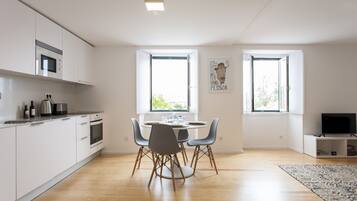 Appartement, 2 chambres, vue ville | Restauration dans la chambre