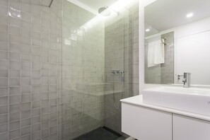 Apartamento, 2 habitaciones, terraza | Baño | Ducha, artículos de higiene personal gratuitos y secador de pelo