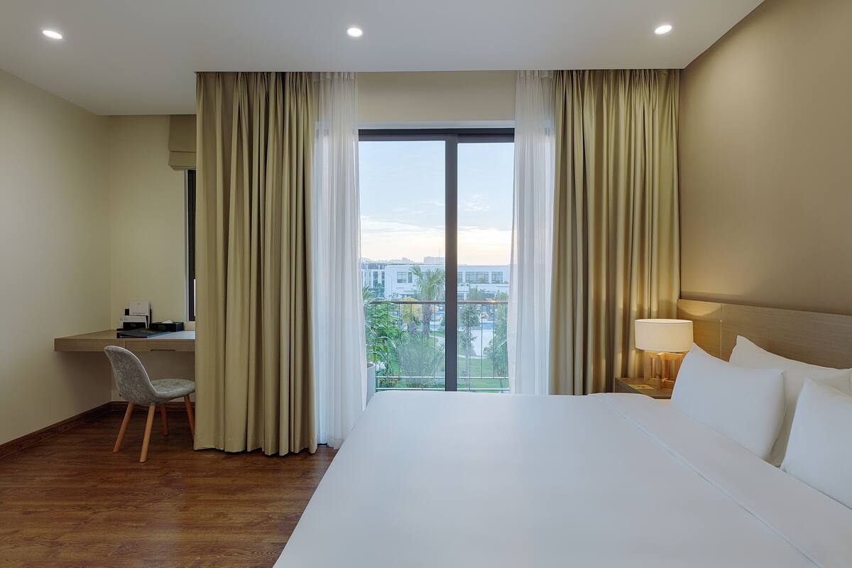Villa, 5 chambres, vue sur le jardin | 1 chambre, coffre-fort, bureau, rideaux d’obscurcissement