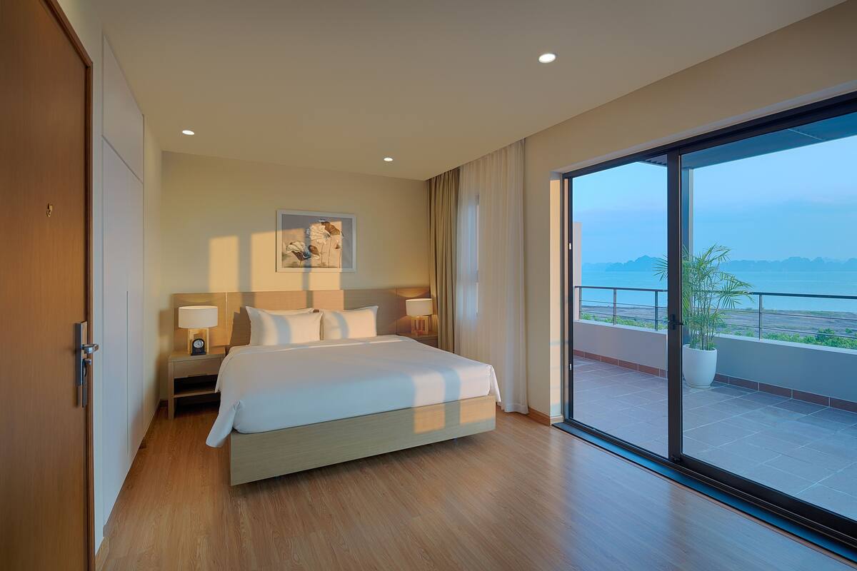 Villa, 5 chambres, vue sur la mer | 1 chambre, coffre-fort, bureau, rideaux d’obscurcissement
