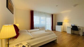 Comfort-Doppelzimmer, Balkon | Schreibtisch, kostenloses WLAN, Bettwäsche
