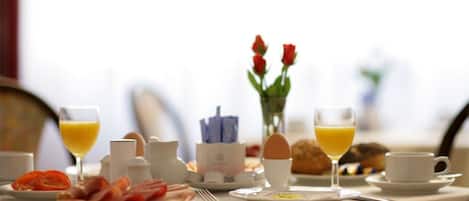 매일 뷔페 아침 식사(1인당 EUR 12.5)