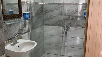 Regadera, amenidades de baño gratuitas, secadora de cabello, pantuflas
