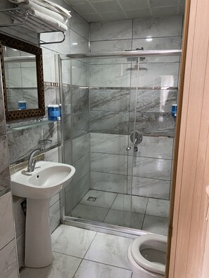 Douche, articles de toilette gratuits, sèche-cheveux, chaussons