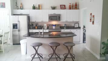 電冰箱、微波爐、烤箱、爐台