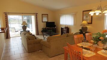 標準獨棟房屋, 3 間臥室, 私人泳池 | 起居區 | 電視