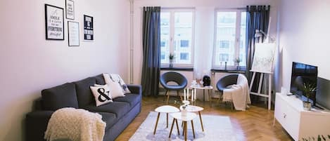 Appartement Confort, 2 chambres, cuisine, vue ville | Coin séjour | Télévision à écran plat