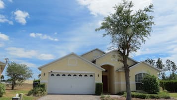 Vista frontal de la propiedad