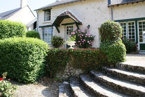 Front of property - Le Beguinage (Cour-Cheverny)
