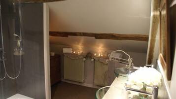 Suite (Jonquille) | Bathroom | Free toiletries, hair dryer, towels