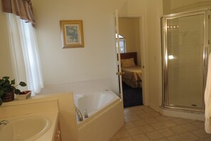Combined shower/tub, hair dryer - Westridge Area Pool Home (Davenport)