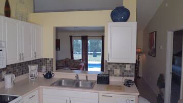 電冰箱、微波爐、烤箱、爐台