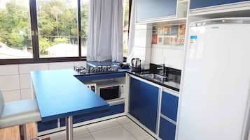 Standard Apartment, 1 Bedroom | Private kitchenette | Fridge, microwave, oven, stovetop