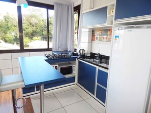 Standard Apartment, 1 Bedroom | Private kitchenette | Fridge, microwave, oven, stovetop - Apartamento Luxurias da Serra 02 (Canela)
