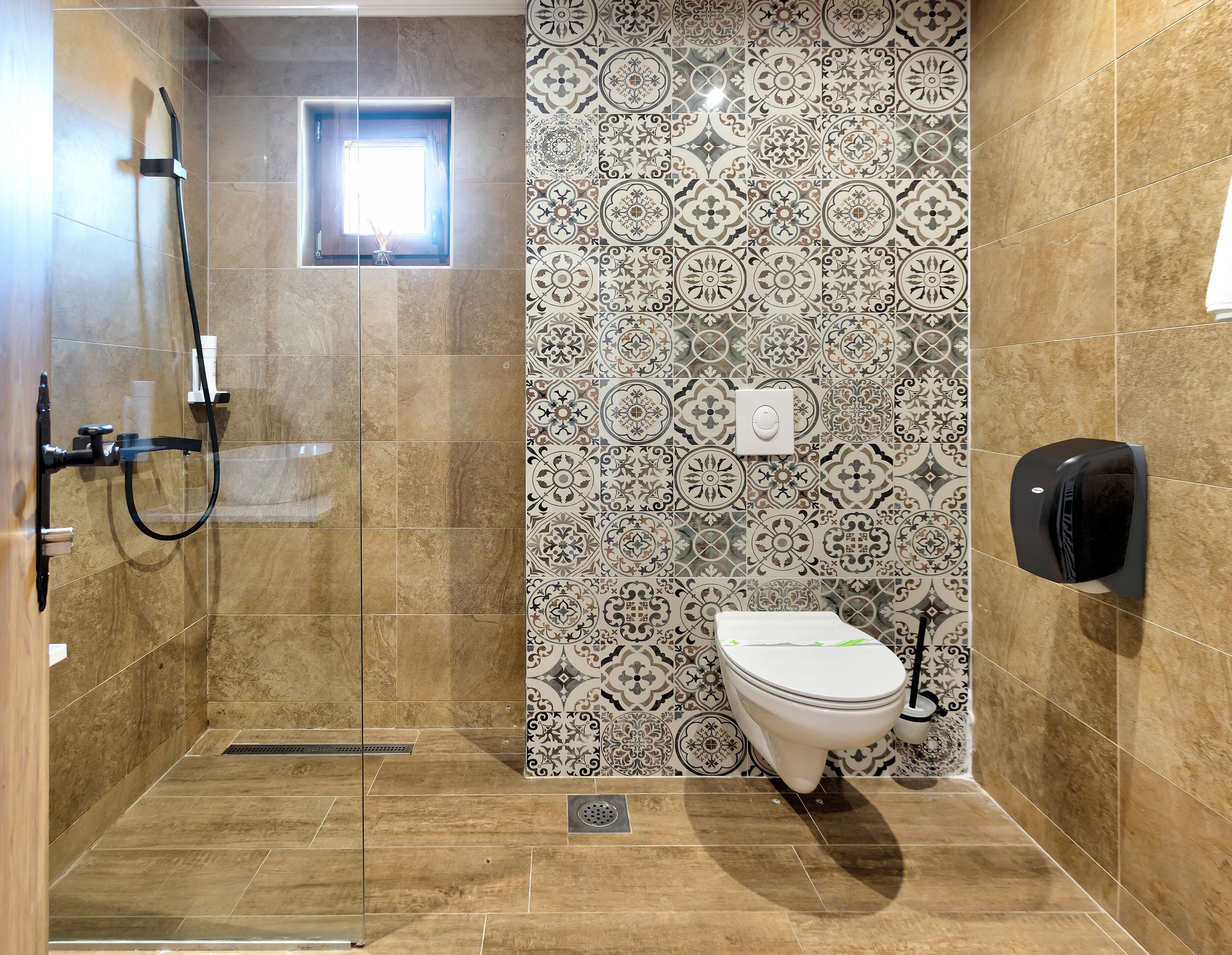 Shower, perlengkapan mandi gratis, pengering rambut, dan sandal