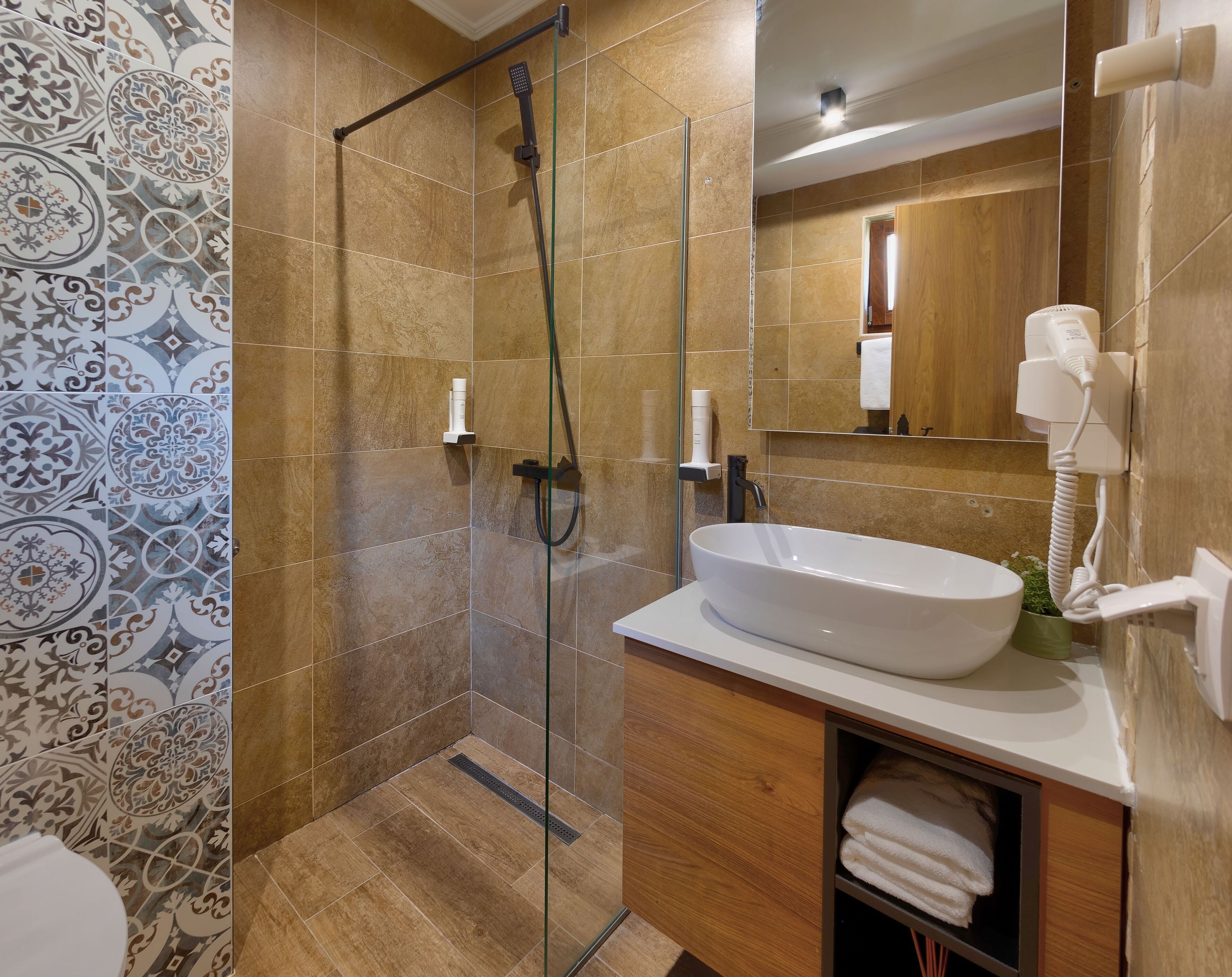 Ein Badezimmer mit Dusche, Waschbecken und Spiegel.