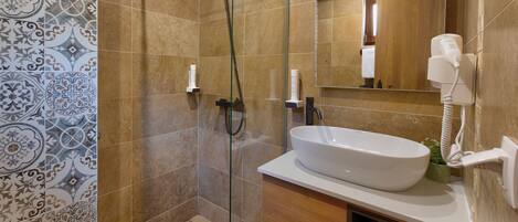 Ein Badezimmer mit Dusche, Waschbecken und Spiegel.