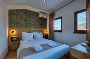 Romantic Room with OLD BRIDGE VIEW | Premium bedding, memory foam beds, minibar, individually decorated - Hotel Sinan Han (Mostar)