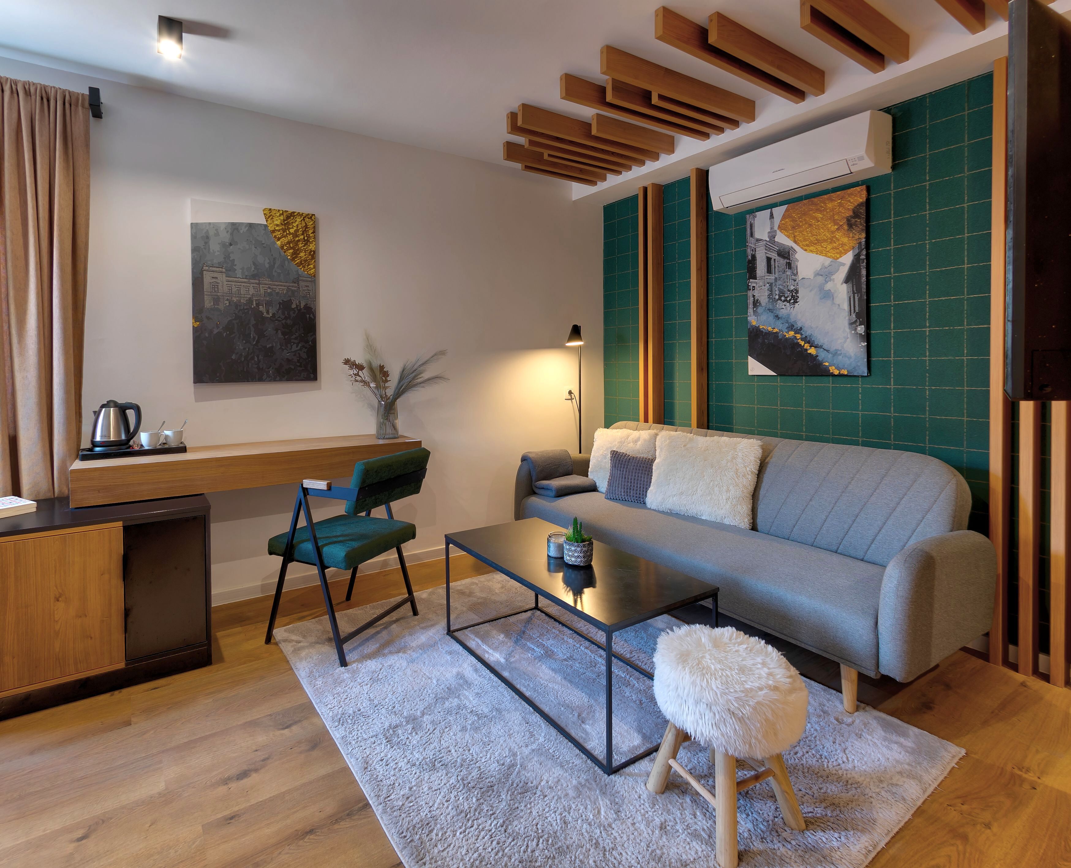 Superior Suite | Luxe beddengoed, bedden met traagschuimmatras, een minibar, een bureau