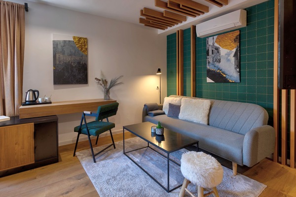 Superior Suite | Luxe beddengoed, bedden met traagschuimmatras, een minibar, een bureau
