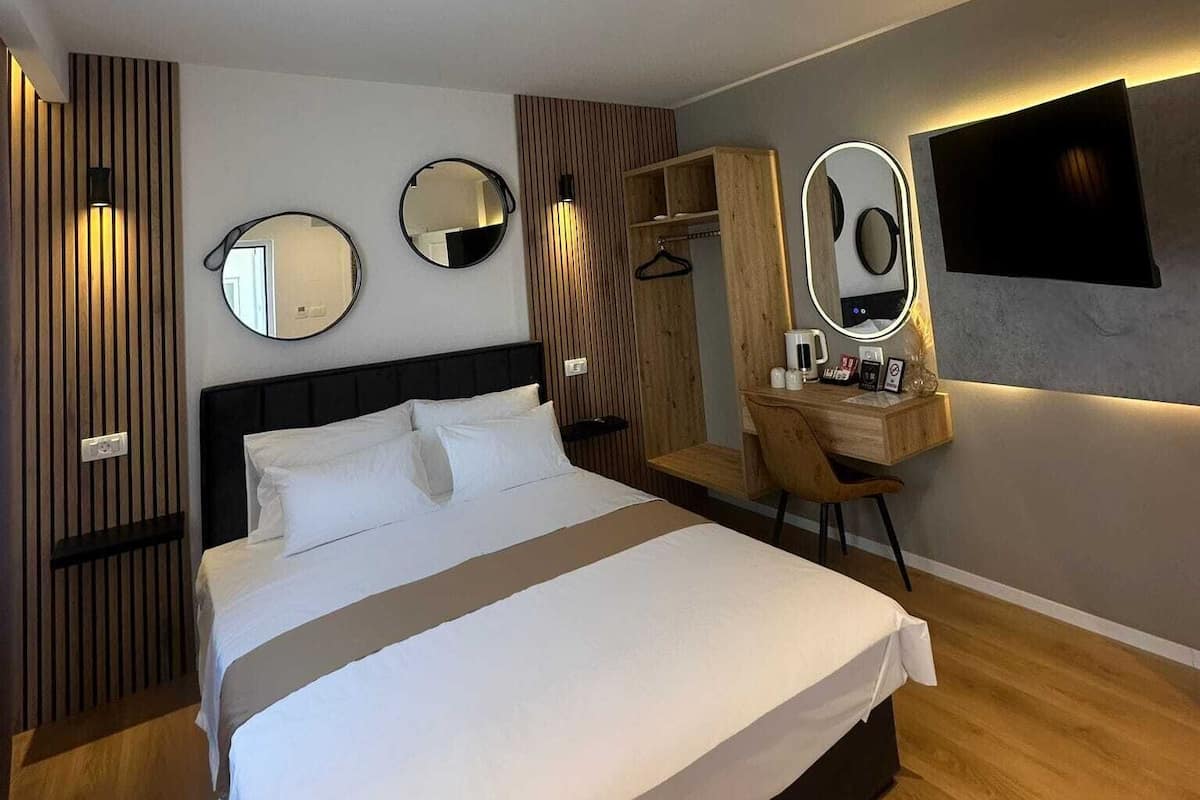 Luxury Room | Peralatan tempat tidur premium, busa memori, bar mini