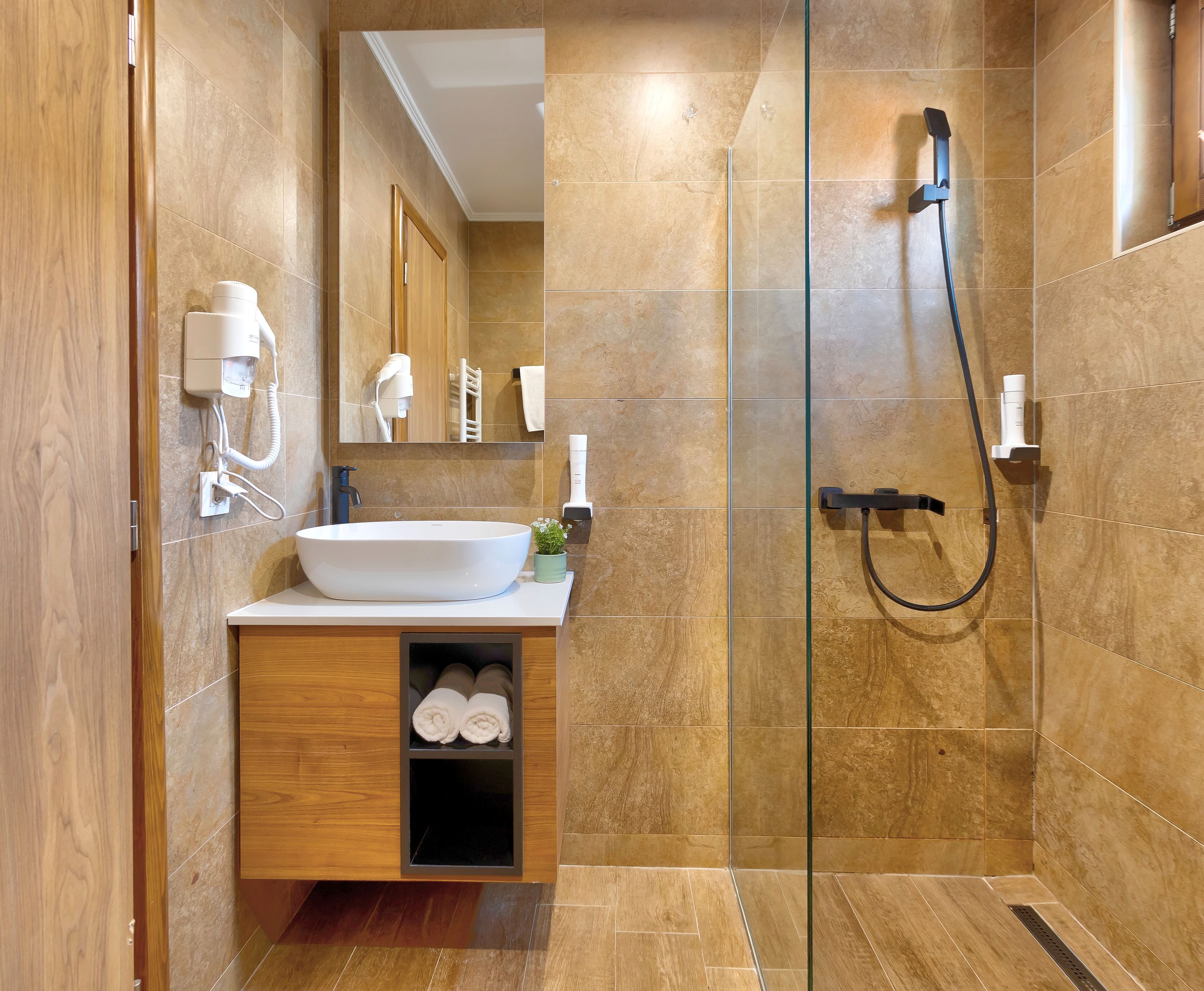 Douche, articles de toilette gratuits, sèche-cheveux, chaussons