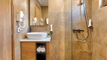 Douche, articles de toilette gratuits, sĂšche-cheveux, chaussons