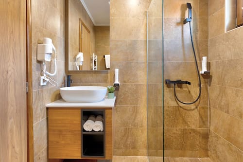Dusche, kostenlose Toilettenartikel, Haartrockner, Hausschuhe