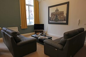 城市公寓, 2 间卧室 | 客厅 | 50-英寸纯平电视 （配备有线频道）、电视