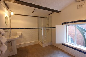 City Duplex, 2 Bedrooms | Bathroom | Shower, free toiletries, hair dryer, towels