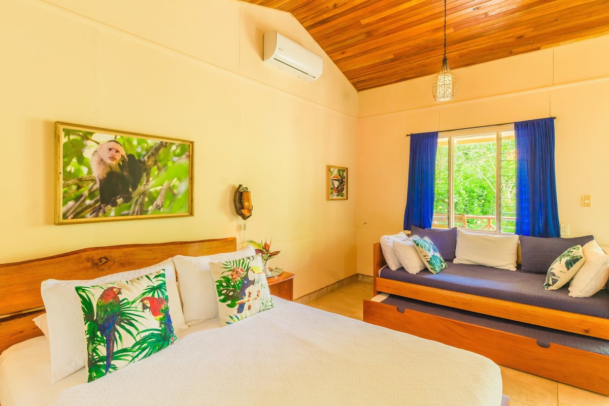 Comfort villa, meerdere bedden | Luxe beddengoed, een kluis op de kamer, een strijkplank/strijkijzer